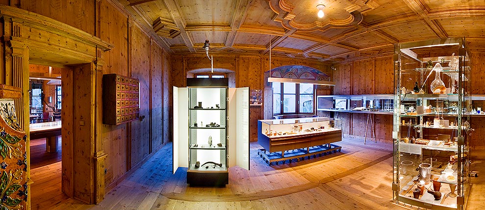 Holzgetäfelte Stube aus dem 17. Jh. mit aktuellen Museumsmöbeln, entworfen von Walter Angonese